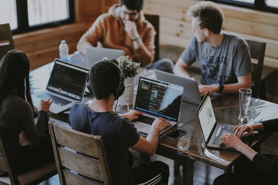 Không gian ươm tạo startup tại SIHUB, nhóm sáng lập làm việc cùng cố vấn