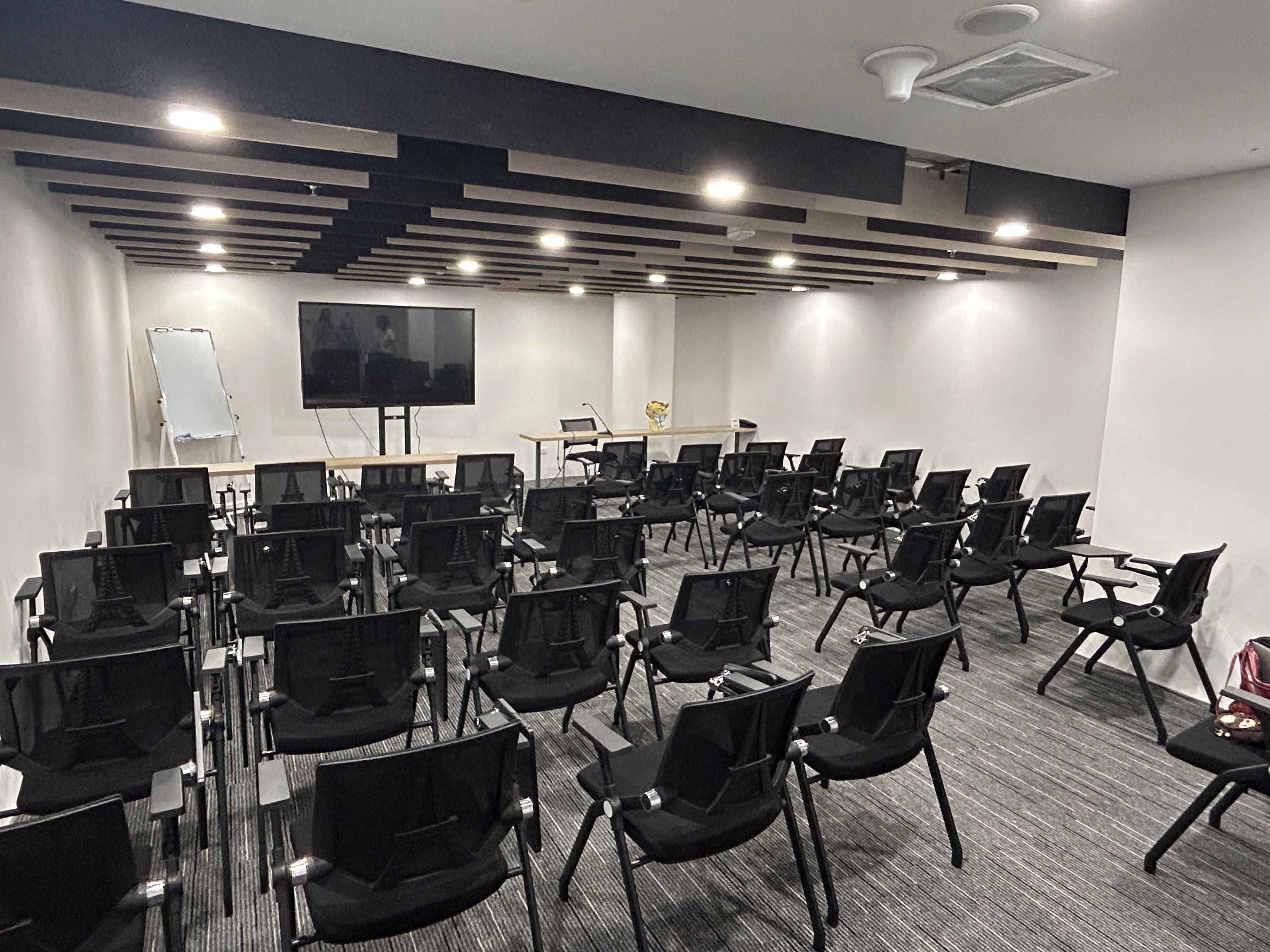 Phòng đào tạo S2.02 — khu vực hậu cần và kỹ thuật hỗ trợ